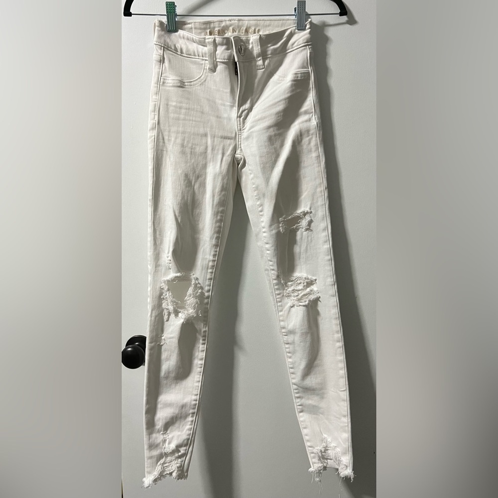 American Eagle Distressed Skinny Jeans in White Size 2